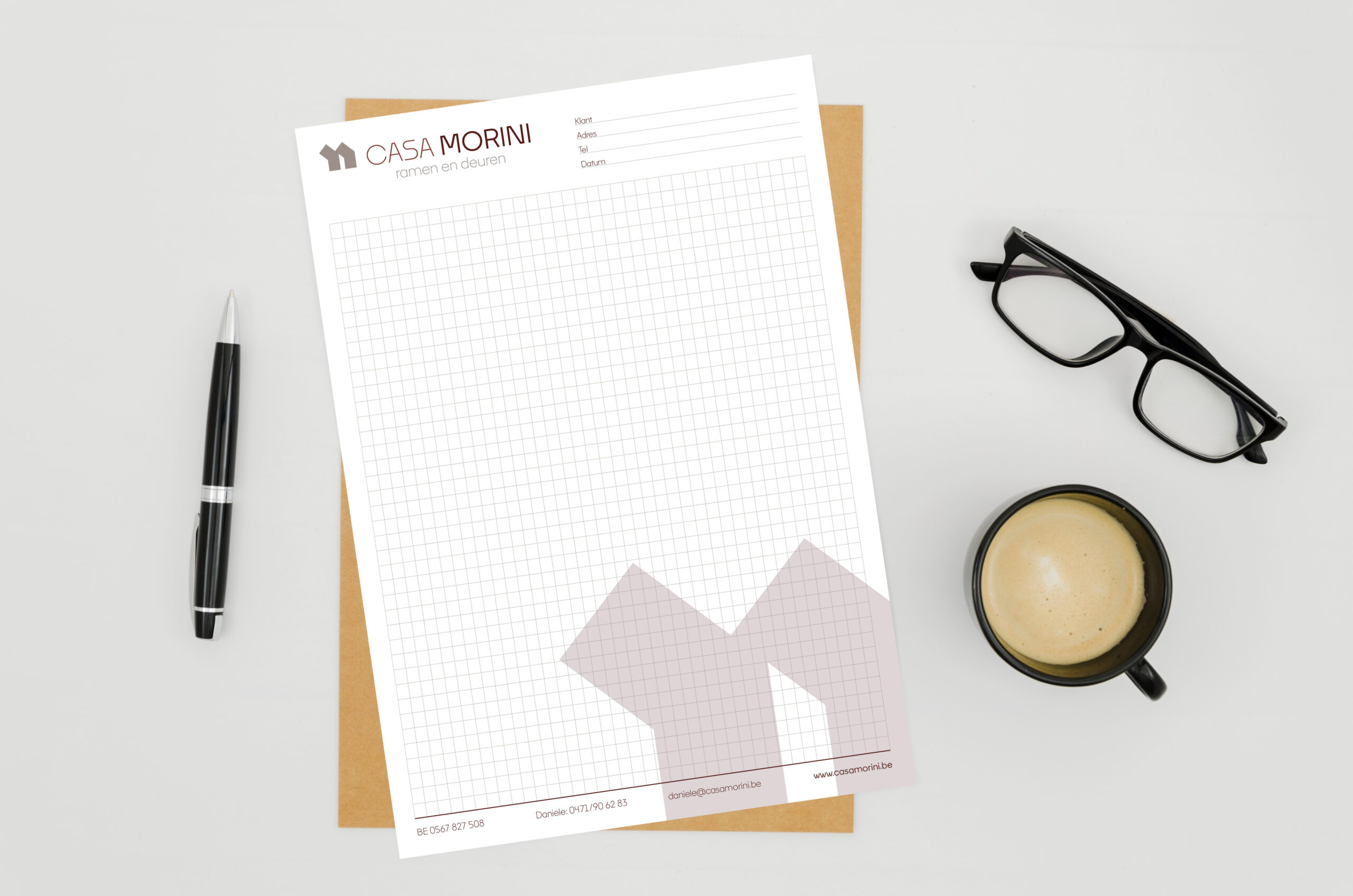 notablok mockup ramen en deuren