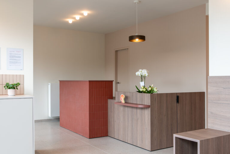 Modern onthaal van de medische NKO-praktijk Dr. Beckers in Zutendaal, ontworpen door interieurarchitect.